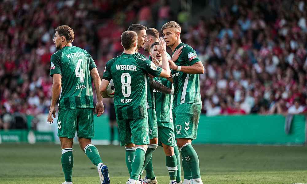 Die Werderprofis jubeln gemeinsam.