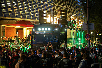 20220515_gm_ag_492.jpg Der Truck kommt im dunkeln wieder am wohninvest WESERSTADION an.