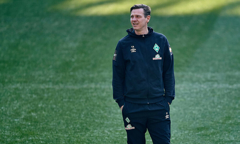 null Tim Borowski steht auf dem Platz.