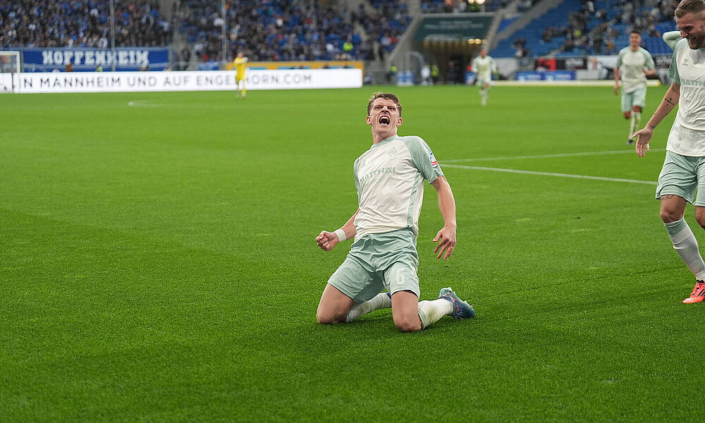 Jens Stage auf Knien rutschend jubelnd nach seinem Tor gegen Hoffenheim