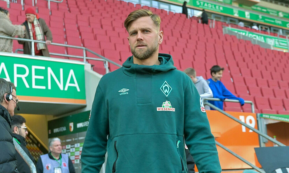 null Niclas Füllkrug trägt einen grünen Pullover.