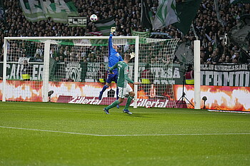 null Ducksch hebt den Ball zum 2:0 über Rönnow.