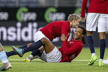 Isak Hansen-Aaroen jubelt mit seinem Mitspieler. 