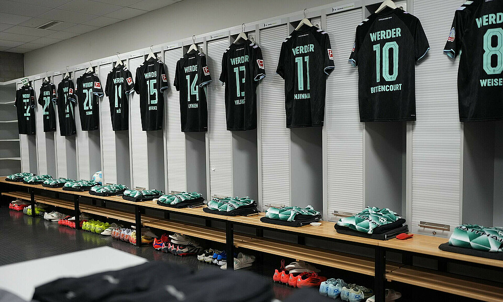 Die Trikots hängen in der Kabine. 