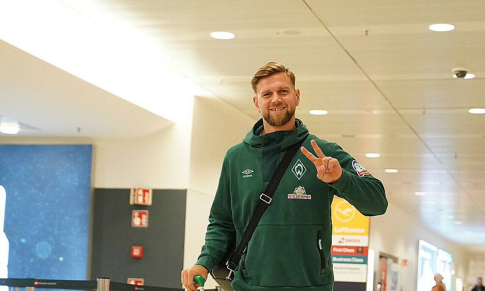 Niclas Füllkrug am Bremer Flughafen. 