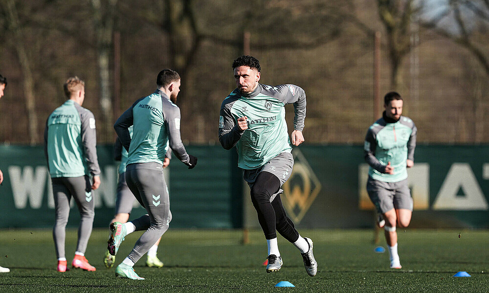 Milos Veljkovic rennt über den Platz. 