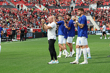 Torsten Lieberknecht und seine Mannschaften applaudieren ihrem Anhang. 