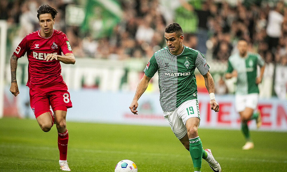 Rafael Borré mit dem Ball am Fuß.