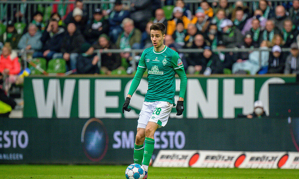 Ilia Gruev läuft mit dem Ball am Fuß.