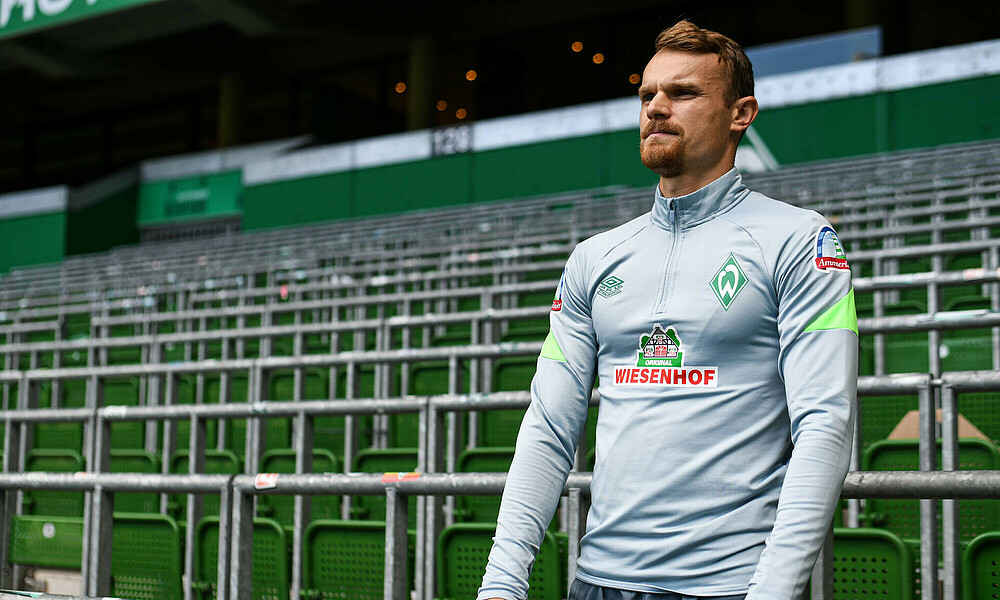 Christian Groß in der Ostkurve des wohninvest WESERSTADIONS.