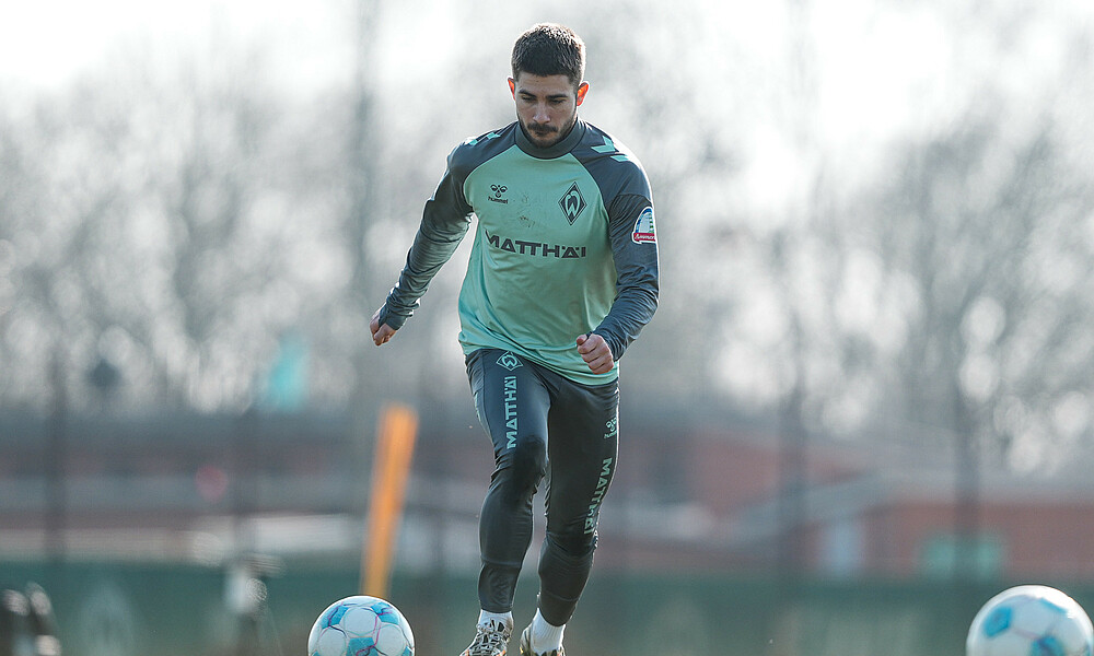 Manuel Mbom macht sich am Seitenrand bereit. 