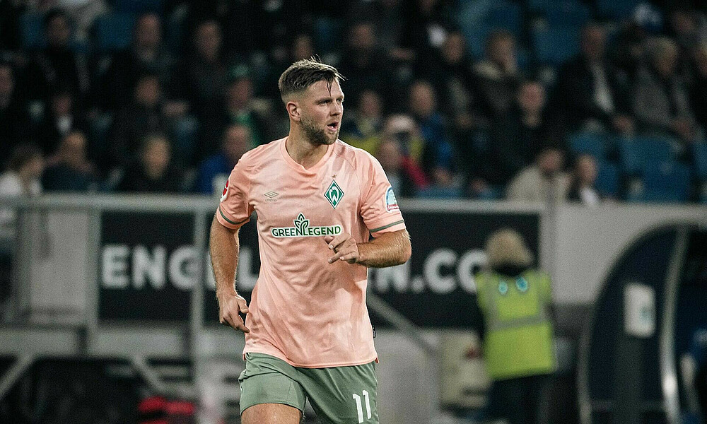 Niclas Füllkrug im Auswärtstrikot von Werder beim Spiel gegen Hoffenheim.