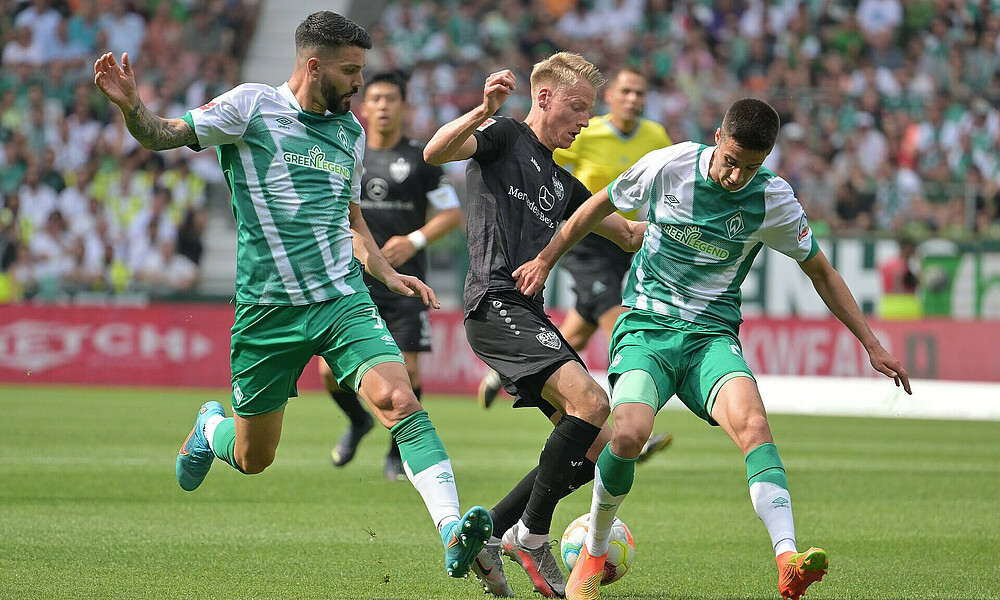null Tony Jung und Ilia Gruev kämpfen mit einem Stuttgarter um den Ball