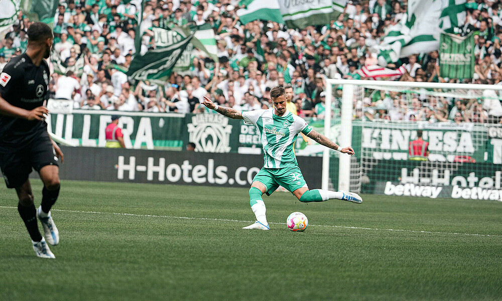 null Marco Friedl schlägt im Hinspiel gegen den VFB Stuttgart einen langen Pass.