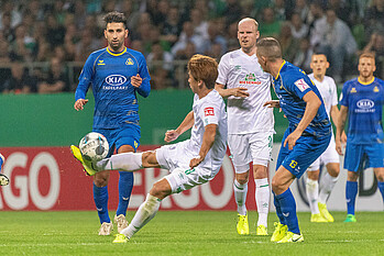 Die Torschützen Yuya Osako (am Ball) und Davy Klaassen 