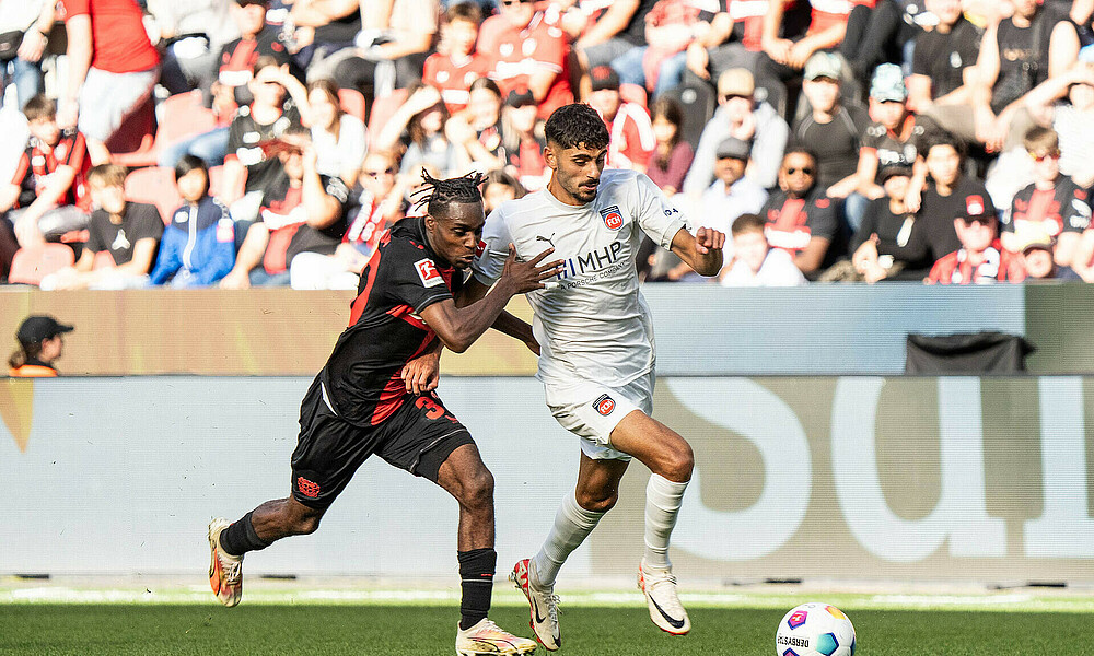 Eren Dinkci im Zweikampf mit Frimpong. 