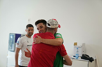 null Ilia Gruev umarmt Marvin Ducksch.