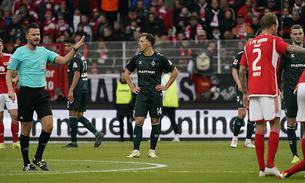 Senne Lynen schaut nach links.