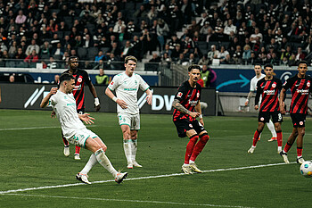 Milos Veljkovic schießt den Ball aufs Tor gegen Frankfurt beim Auswärtsspiel 2023/24