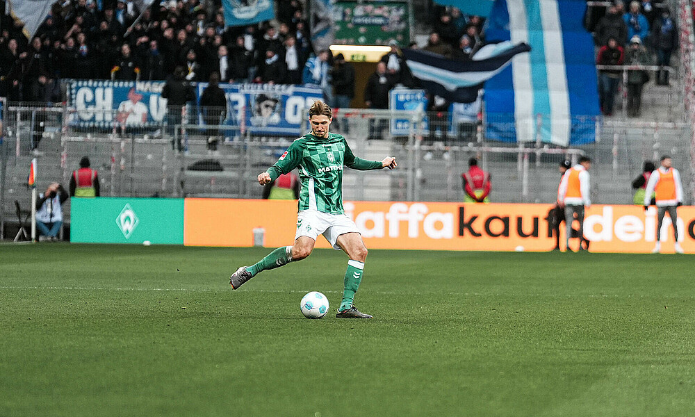 Niklas Stark mit Ball am Fuß. 