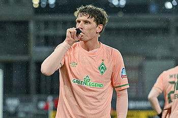 null Jens Stage jubelt mit Daumen im Mund