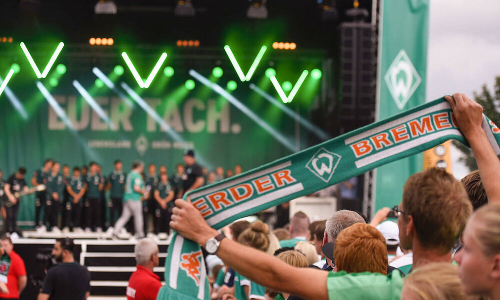 null Fan mit Werder-Schal beim Tag der Fans