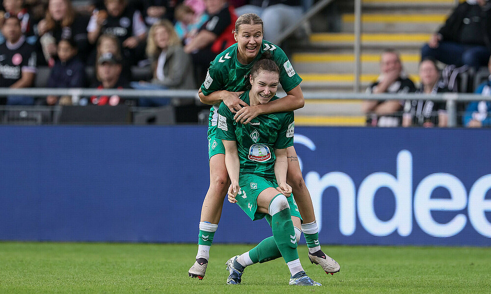 Sophie Weidauer mit Larissa Mühlhaus beim Jubeln gegen Frankfurt