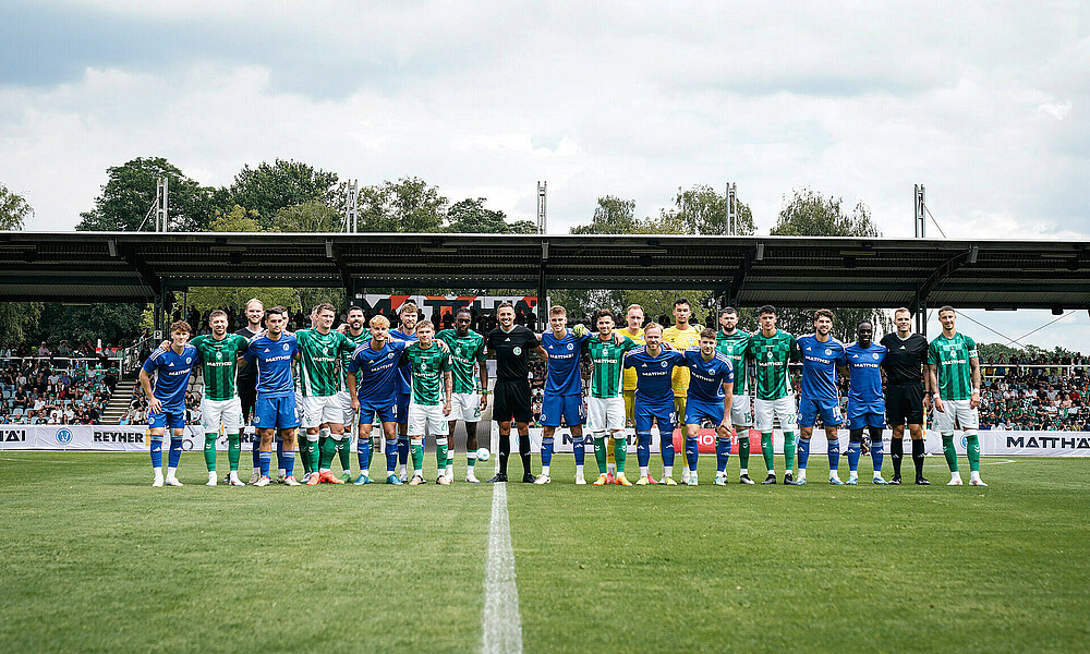 Mannschaftsbild gemeinsam von Werder und FC Verden