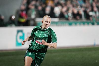 Emöke Pápai  während des Spiels im Lauf im Heimtrikot.