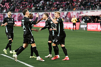 Die Mannschaft bejubelt den Treffer von Weiser. 