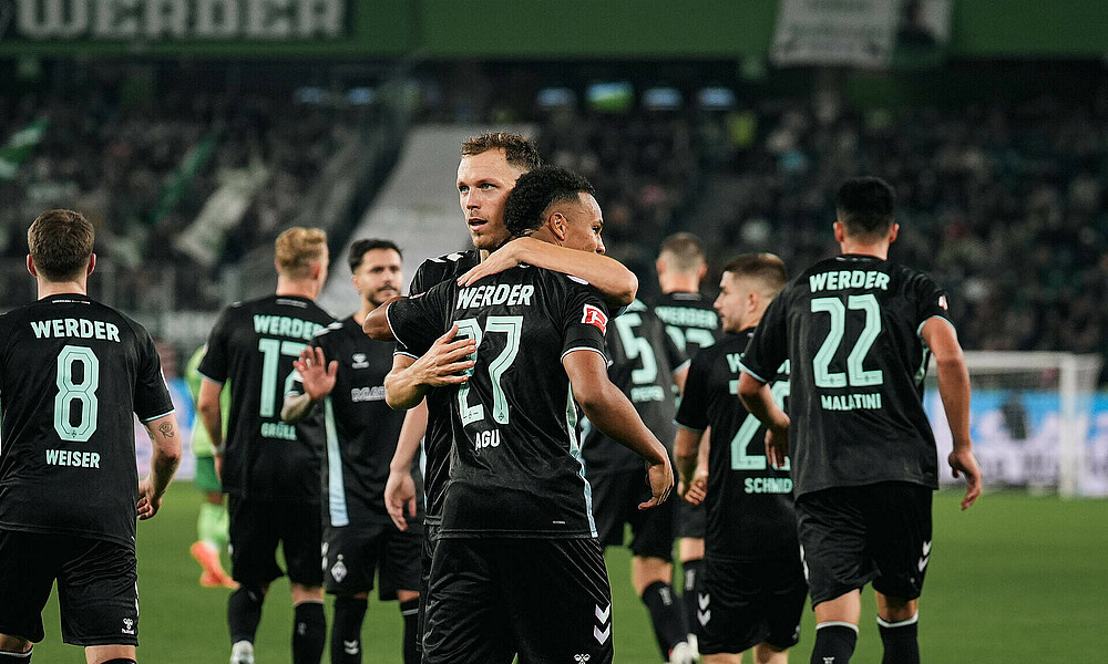 Senne Lynen mit Felix Agu im Arm. 