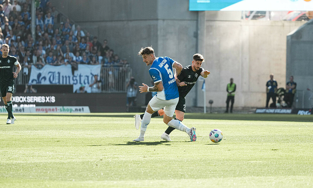 Schmid im Zweikampf mit Maglica. 