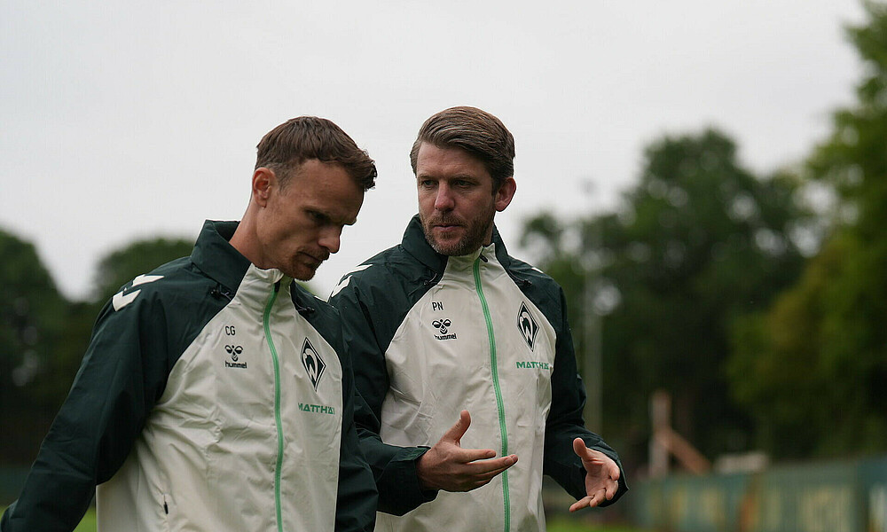 Peter Niemeyer nach dem Training im Gespräch mit Christian Groß. 
