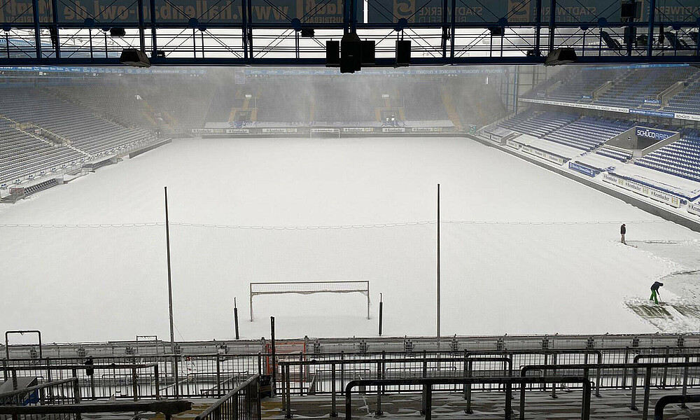 null Die verschneite SchücoArena in Bielefeld