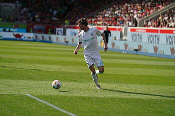 null Nich Woltemade am Ball