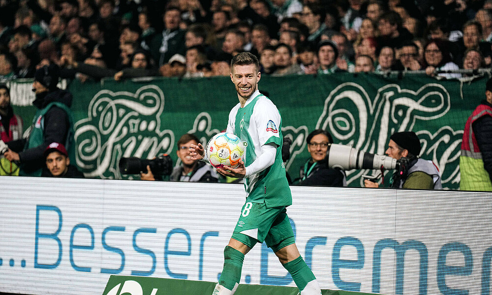Mitchell Weiser hält den Ball in der Hand und freut sich über einen Eckball.