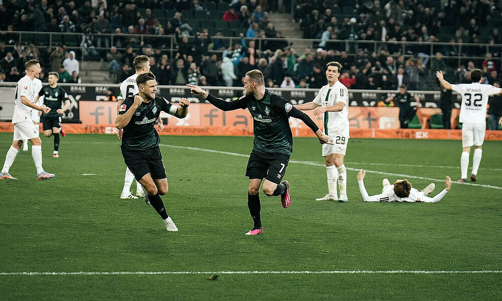 null Marvin Ducksch zeigt auf den jubelnden Niclas Füllkrug.