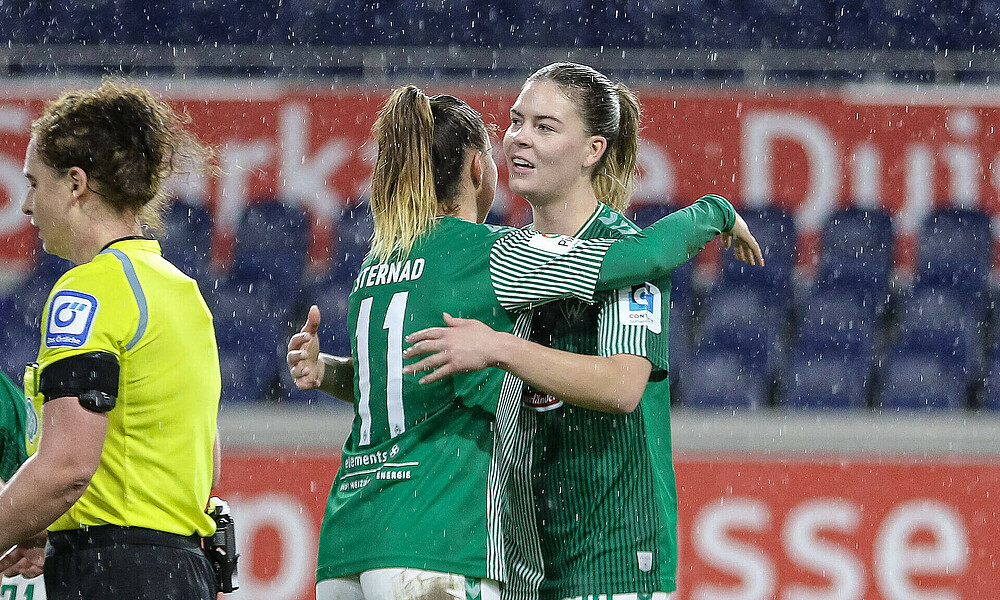 Juliane Wirtz umarmt Maja Sternad. 