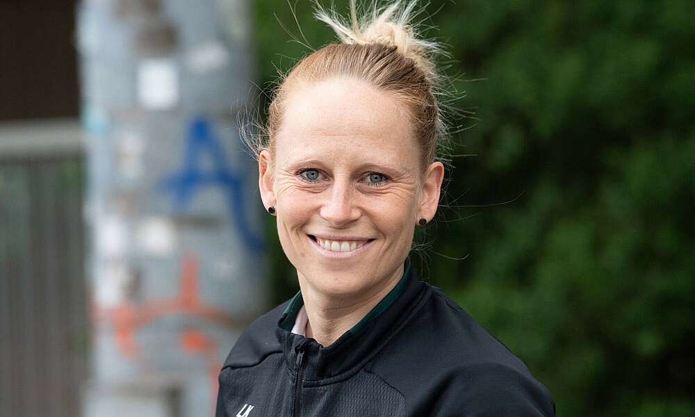 Werder-Physiotherapeutin Laura Kersting lächelt in die Kamera. 