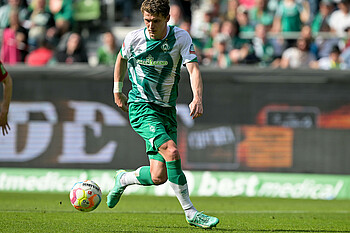 Jens Stage mit Ball am Fuß. 