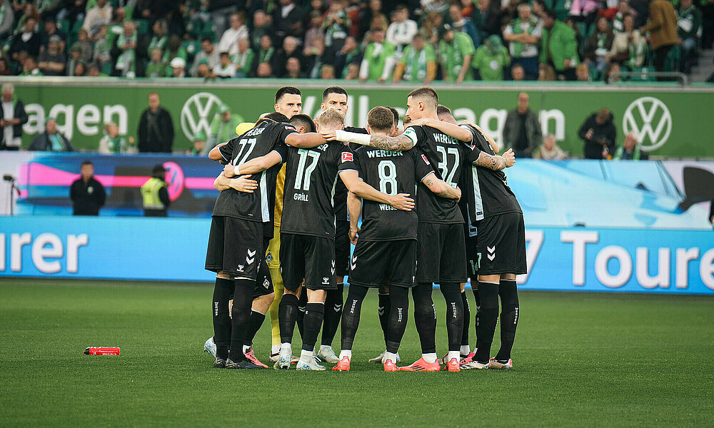 Mannschaftskreis vor dem Auswärtsspiel von Werder in Wolfsburg mit den schwarzen Ausweichtrikots