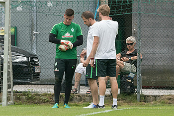 Michael Zetterer zieht seine Torwarthandschuhe im Zillertal 2016 aus
