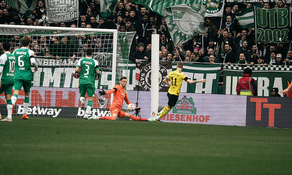 Jiri Pavlenka wirft sich in den Ball von Marco Reus.