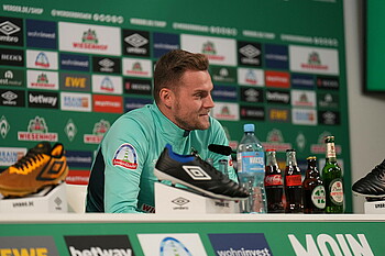 Marvin Ducksch bei einer Mixed Zone vor dem Mikrofon