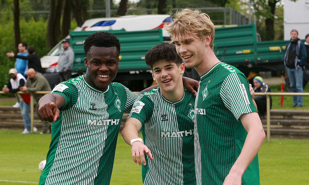 Die U19-Spieler jubeln in die Kamera. 