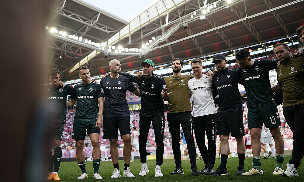 Ole Werner spricht im Kreis zu seiner Mannschaft.