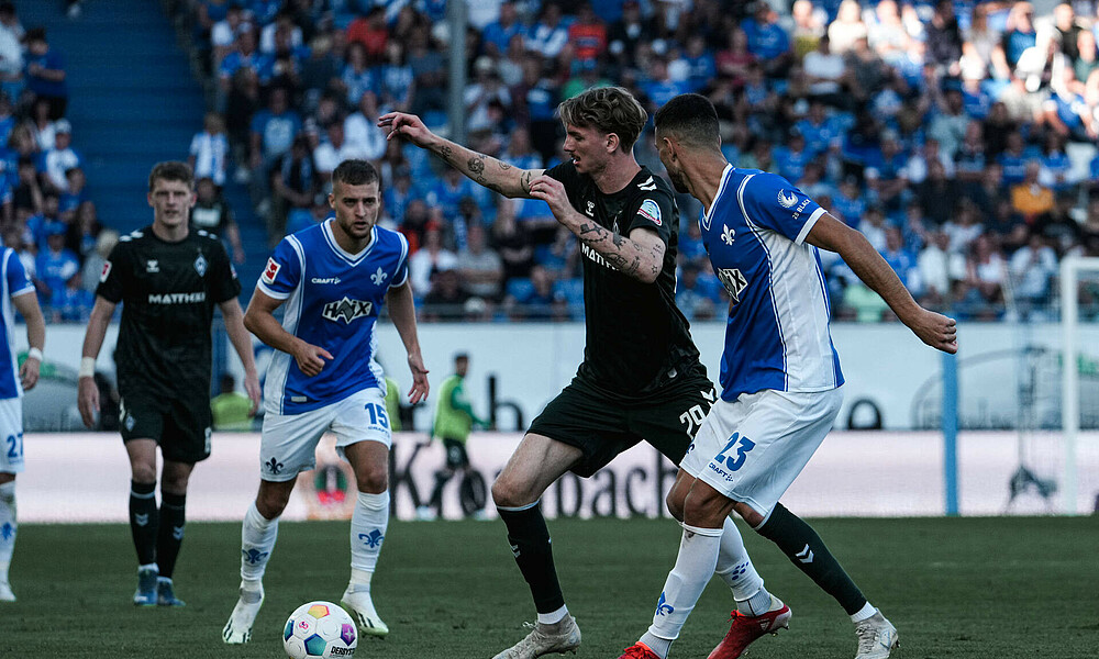 Nick Woltemade im Zweikampf mit einem Darmstädter. 