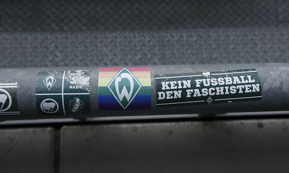 Ein Sticker auf einem Balken in der Ostkurve.