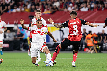 Stuttgarts Enzo Millot im Zweikampf mit Leverkusens Piero Hincapié.