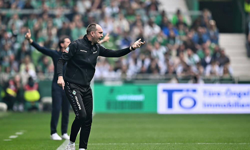 Ole Werner gestikuliert am Spielfeldrand.